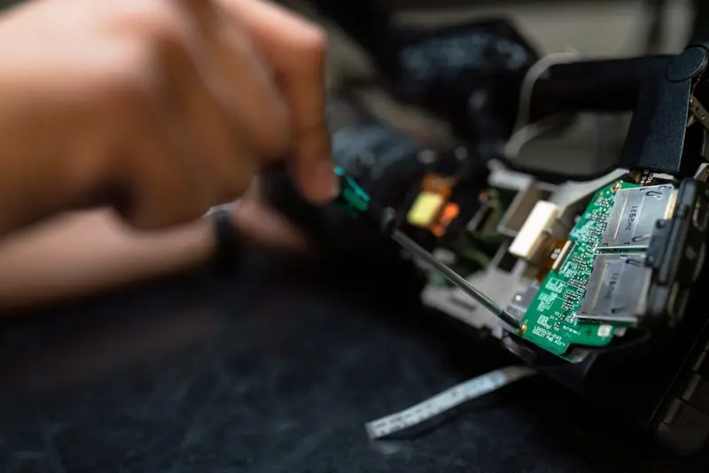 Técnico realizando manutenção preventiva em empilhadeira